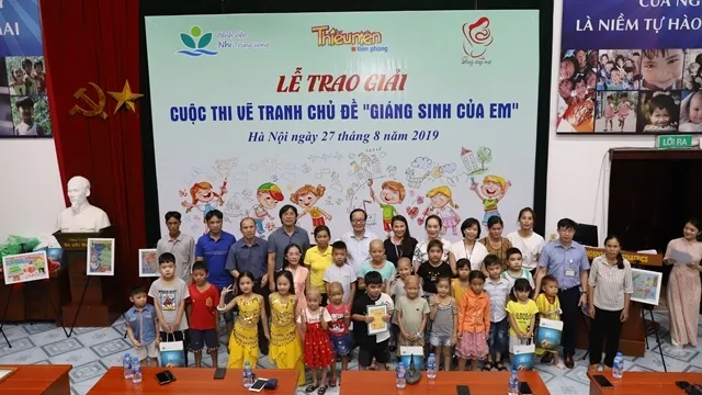 Các đại biểu và ban giám khảo cùng chụp ảnh lưu niệm tại sự kiện vẽ tranh giáng sinh