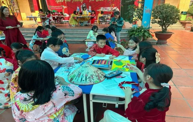 Các em cùng thảo luận về tác phẩm tranh vẽ chủ đề quê hương