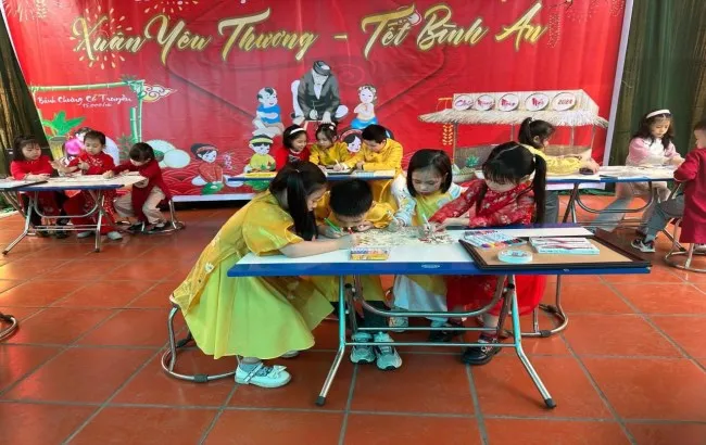 Các em học sinh chăm chú thực hiện bài thi vẽ tranh chủ đề quê hương