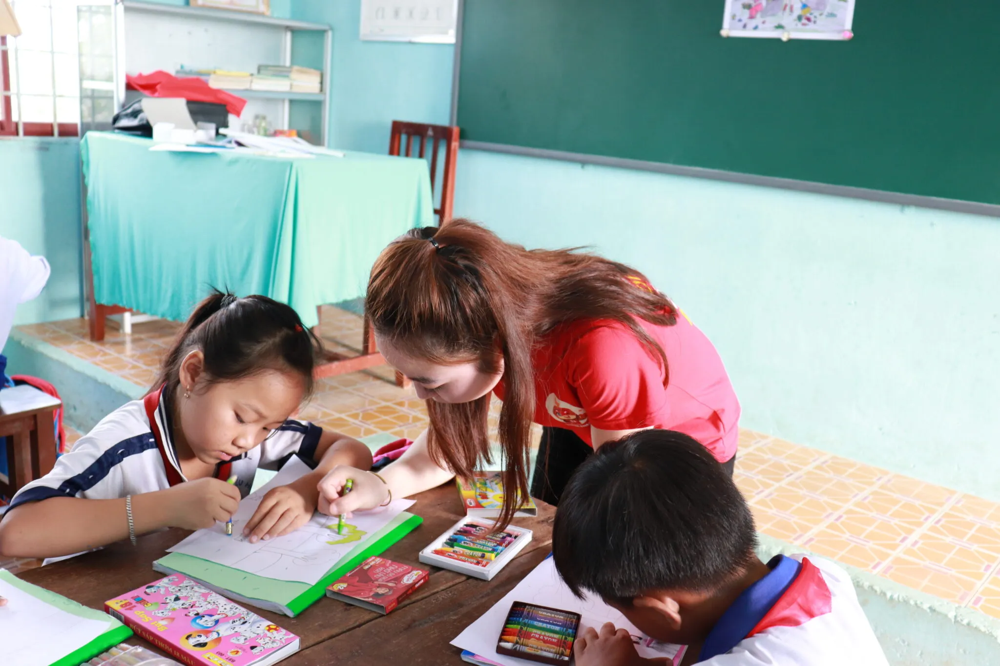 Các em học sinh chăm chú thực hiện bài vẽ tranh bảo vệ môi trường trái đất