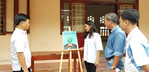 Các em học sinh phối hợp nhịp nhàng trong cuộc thi vẽ tranh bảo vệ thiên nhiên