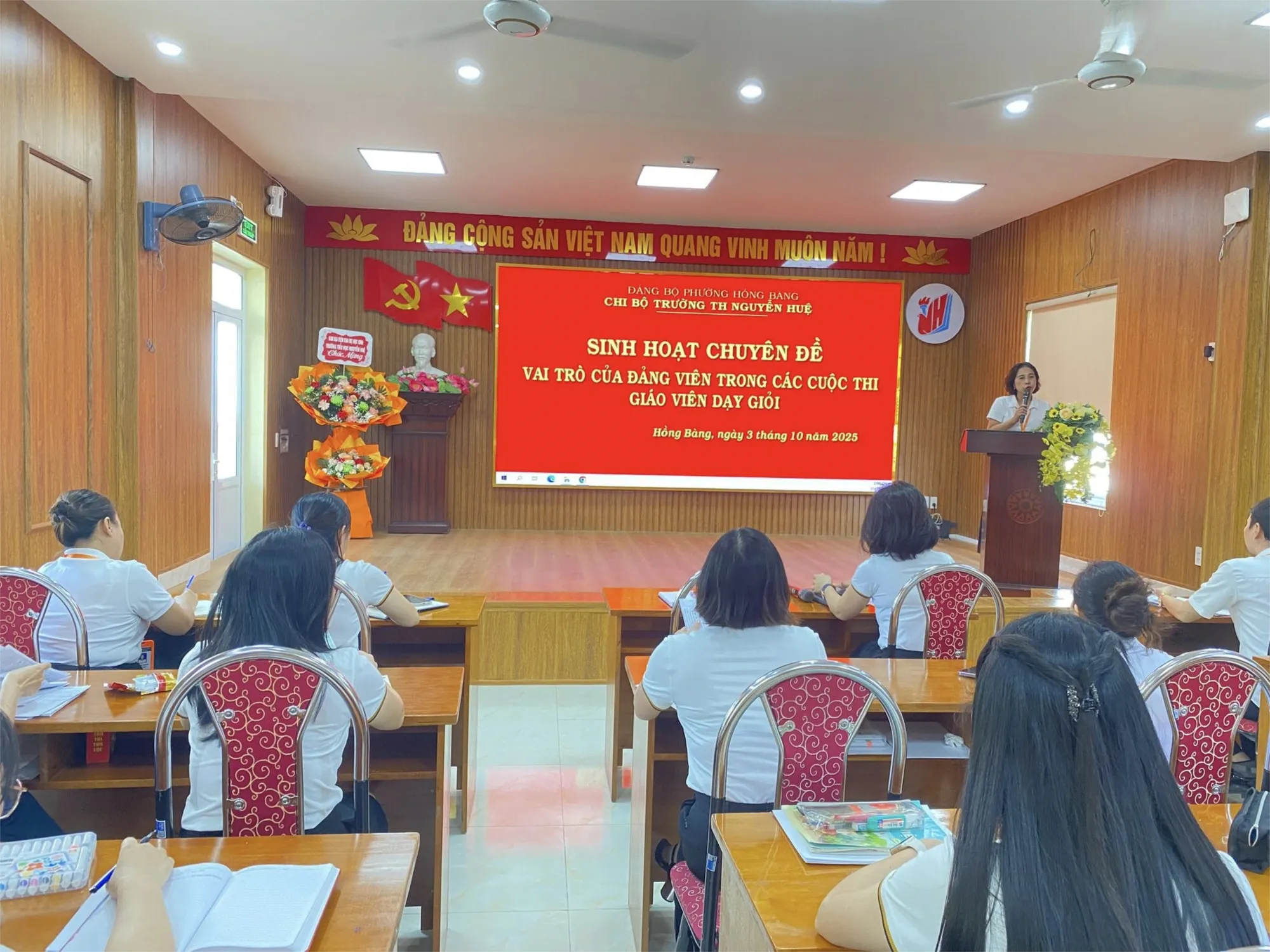 Các em học sinh tham gia đội mũ xinh bảo vệ chúng mình vẽ tranh đầy hào hứng