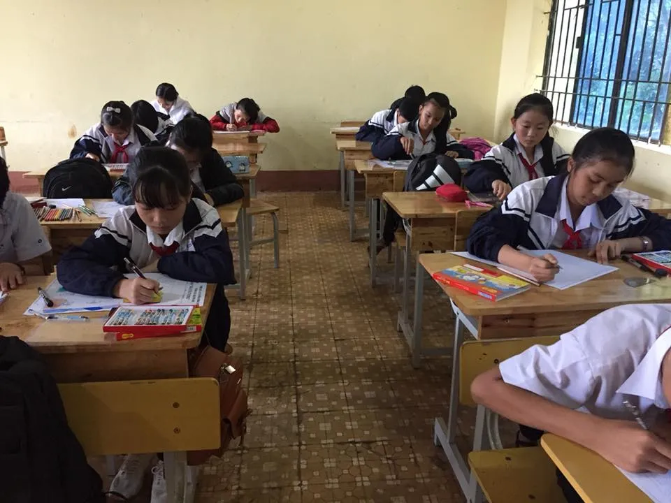 Các em học sinh tham gia thi vẽ tranh