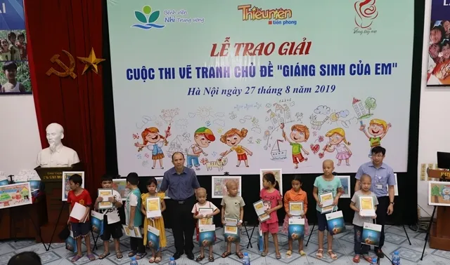 Các em nhỏ đang hào hứng tham gia hoạt động vẽ tranh giáng sinh tại bệnh viện