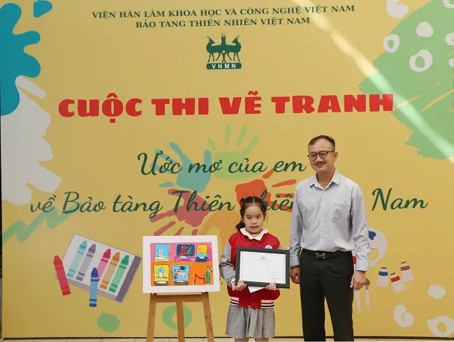 Các em nhỏ hào hứng tham gia hoạt động vẽ tranh bảo tàng để thể hiện tài năng