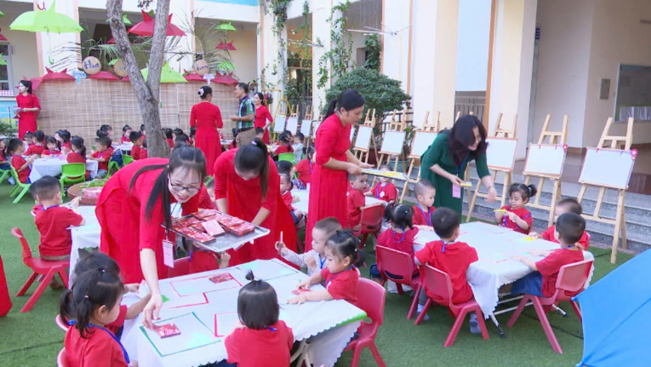 Các em nhỏ nhận quà từ ban tổ chức