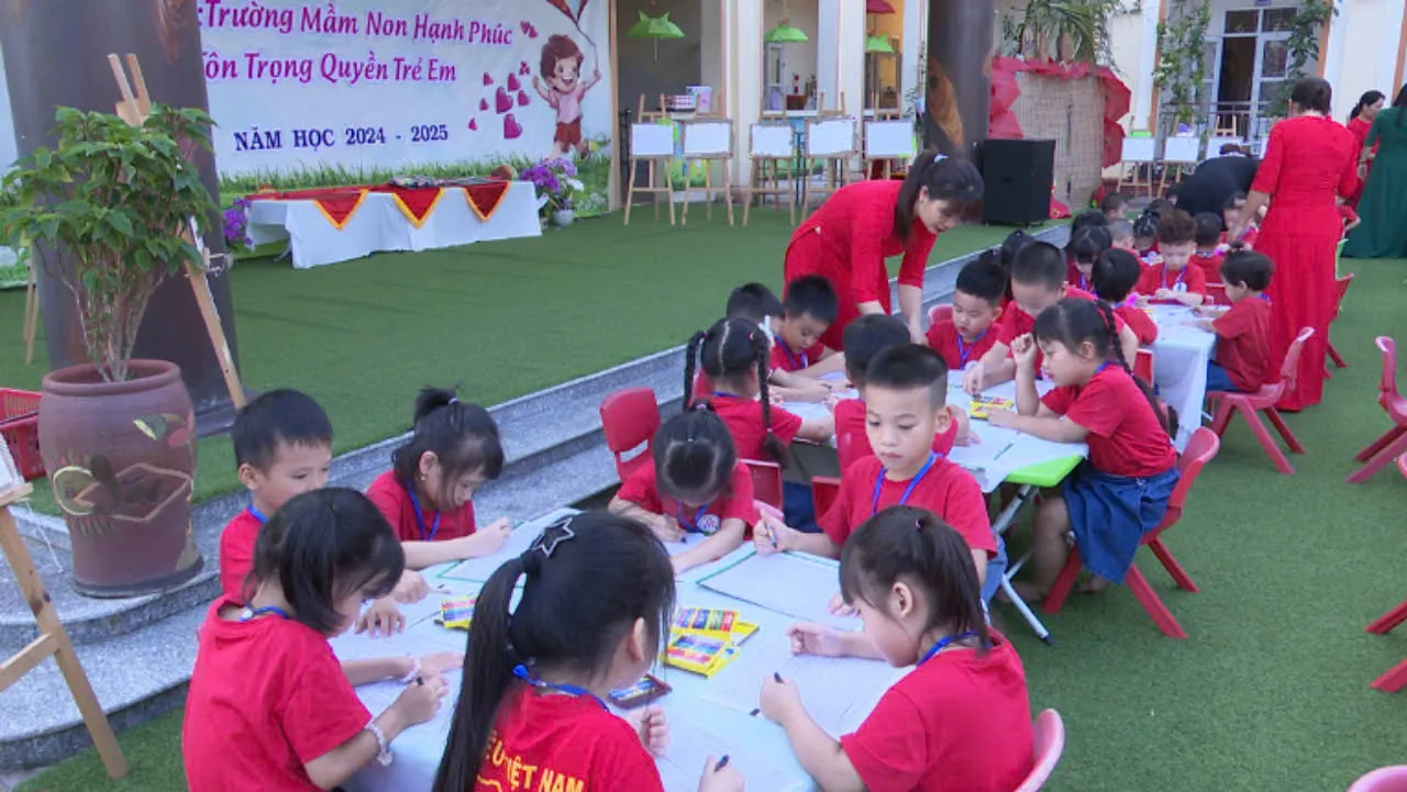 Các em nhỏ tập trung vẽ tranh trong hội thi