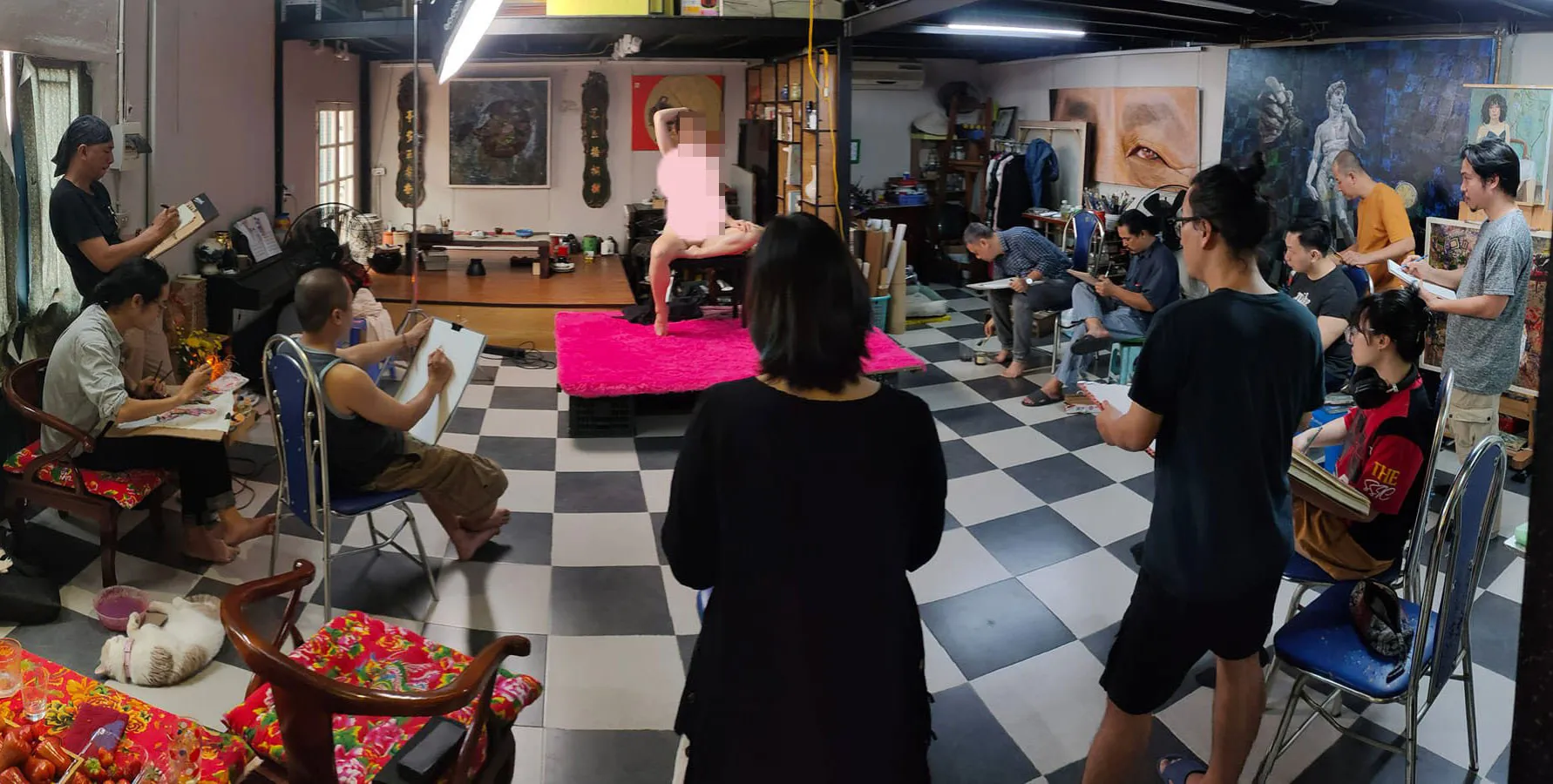Các họa sĩ làm việc tại xưởng vẽ