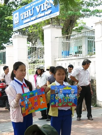 Các họa sĩ nhí tự tin khoe tác phẩm vừa hoàn thành tại triển lãm bên bờ sông Hàn