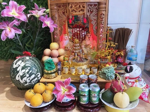 Lọ hoa đặt bên phải bàn thờ