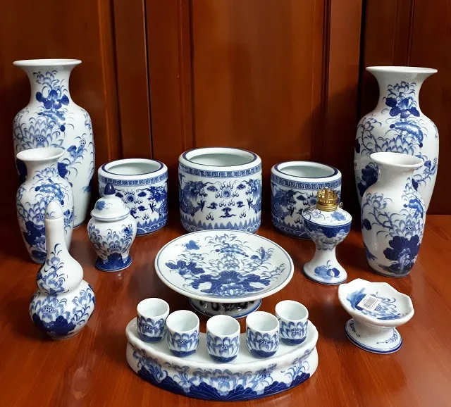 Bát hương đặt chính giữa bàn thờ