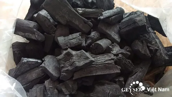 Tận dụng than củi làm vật liệu lọc nước thô cho các hoạt động sáng tạo
