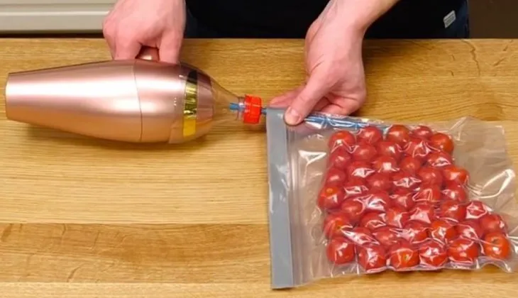 Tiến hành hút chân không thủ công cho thực phẩm và tượng thạch cao.