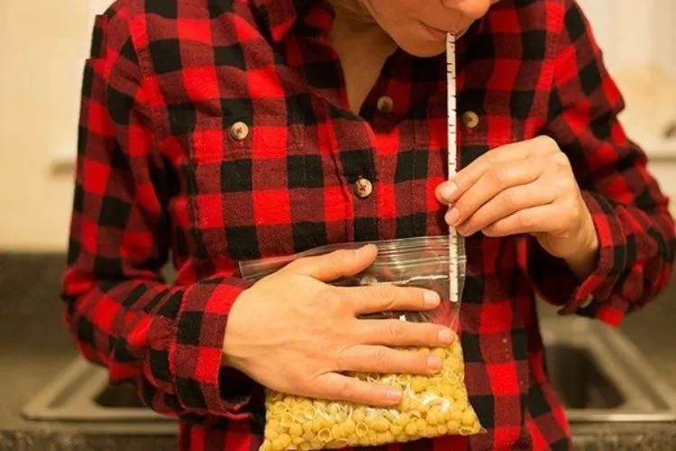 Sử dụng ống hút là phương pháp phổ biến khi thực hiện cách hút chân không thủ công