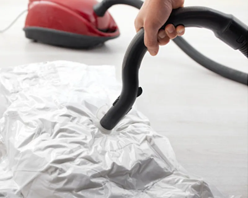 Cách hút chân không thủ công bằng máy hút bụi giúp tiết kiệm không gian lưu trữ đáng kể