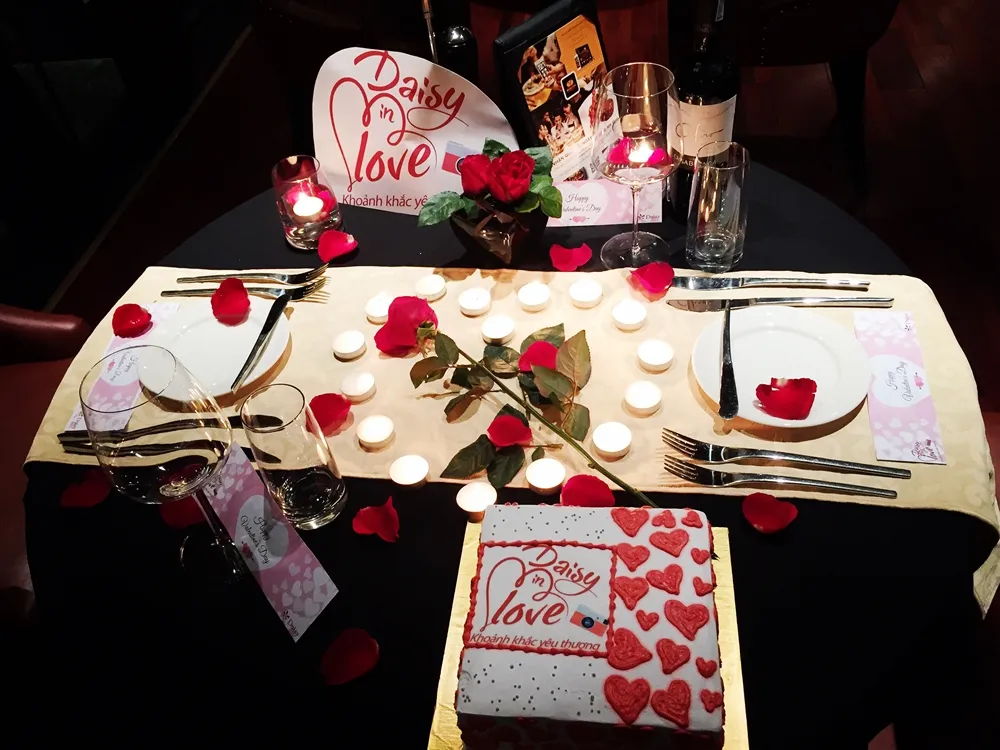 Bộ đồ bàn tiệc sang trọng với bối cảnh rượu vang và ánh nến huyền ảo cho hai người