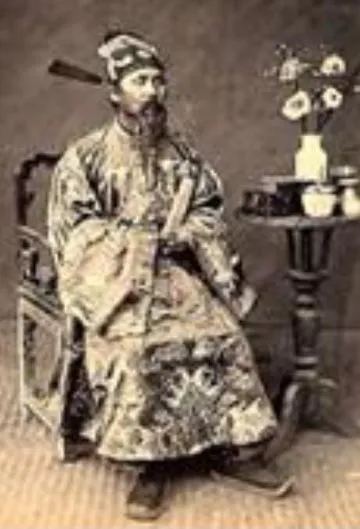 Cận cảnh chi tiết khuôn mặt và mũ đội của nhân vật trong bức chân dung cổ