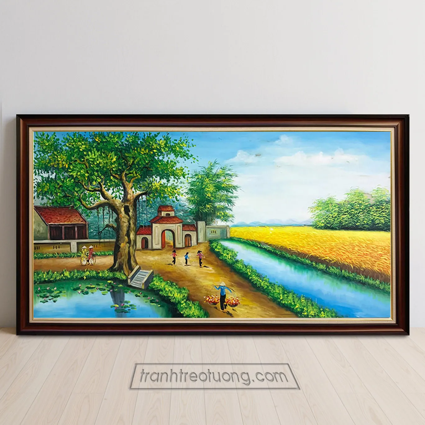 Cánh đồng lúa vàng óng và cây đa cổ thụ bên con đường đất làng quê thân thuộc