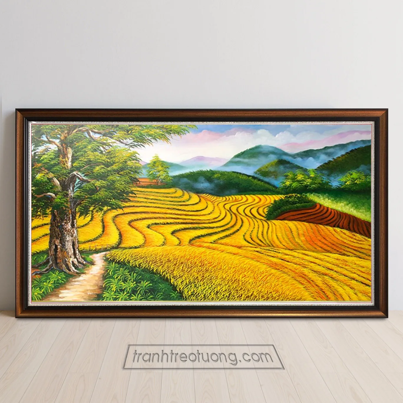 Cánh đồng ruộng bậc thang chín vàng dưới chân cây cổ thụ to lớn giữa đại ngàn