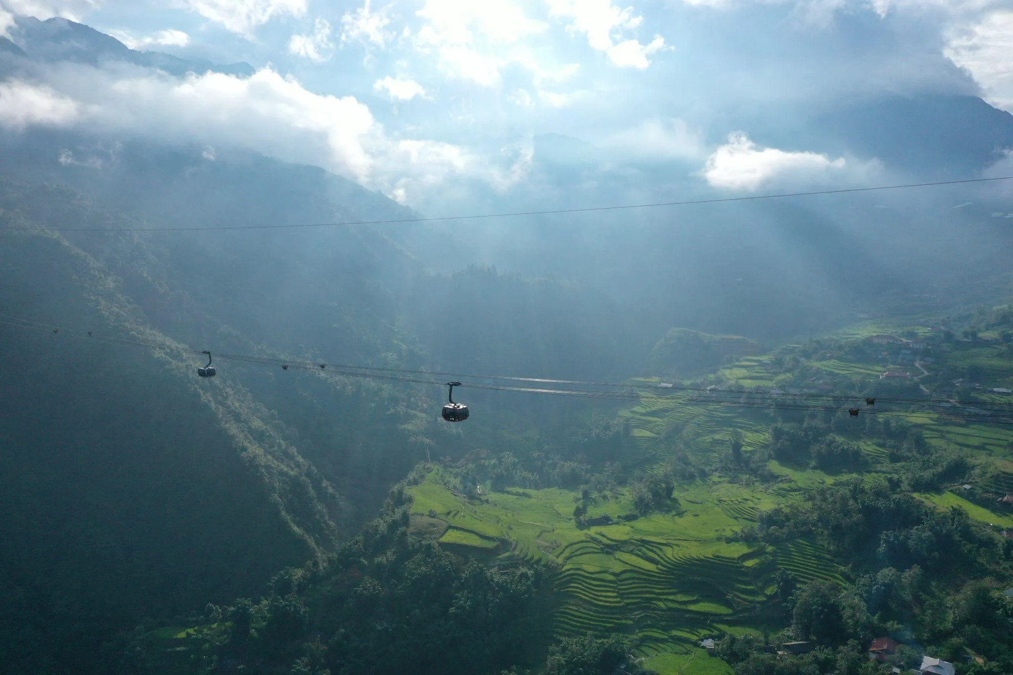 Cảnh ruộng bậc thang nhìn từ cáp treo lên đỉnh Fansipan