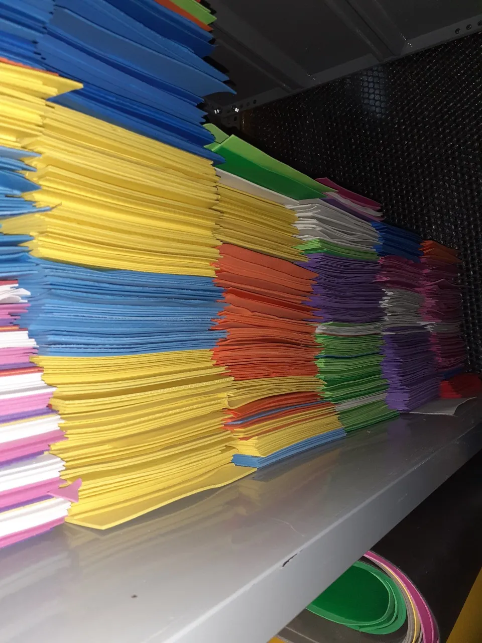 Mẫu vẽ các con vật ngộ nghĩnh chuẩn bị cắt từ tấm giấy xốp làm thủ công.