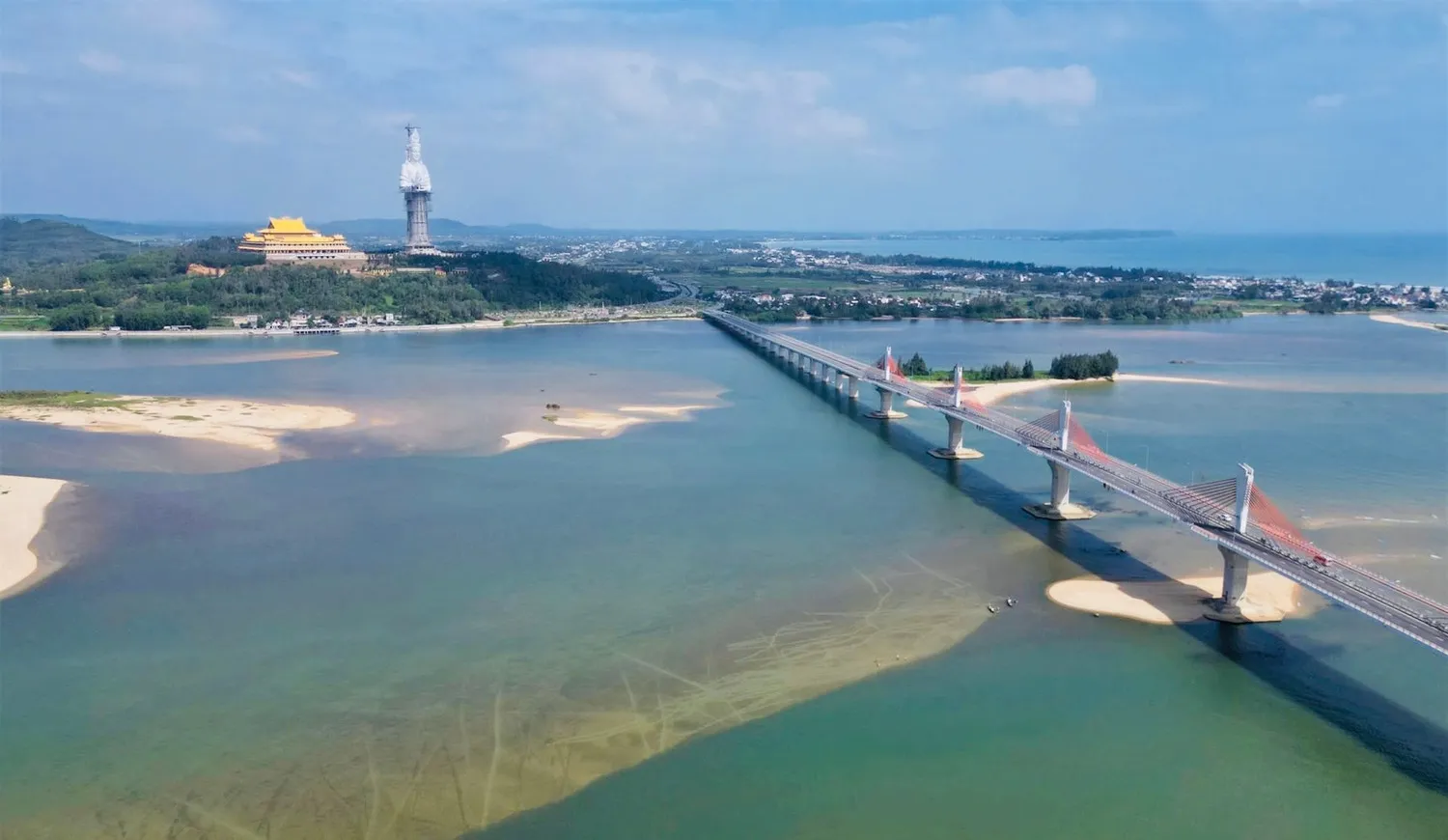 Công trình được xây dựng trên núi Thiên Mã, cao khoảng 75 m. Đây là một trong ba ngọn núi "Tam Thiên" nổi tiếng của Quảng Ngãi gồm: Thiên Ấn, Thiên Bút, Thiên Mã