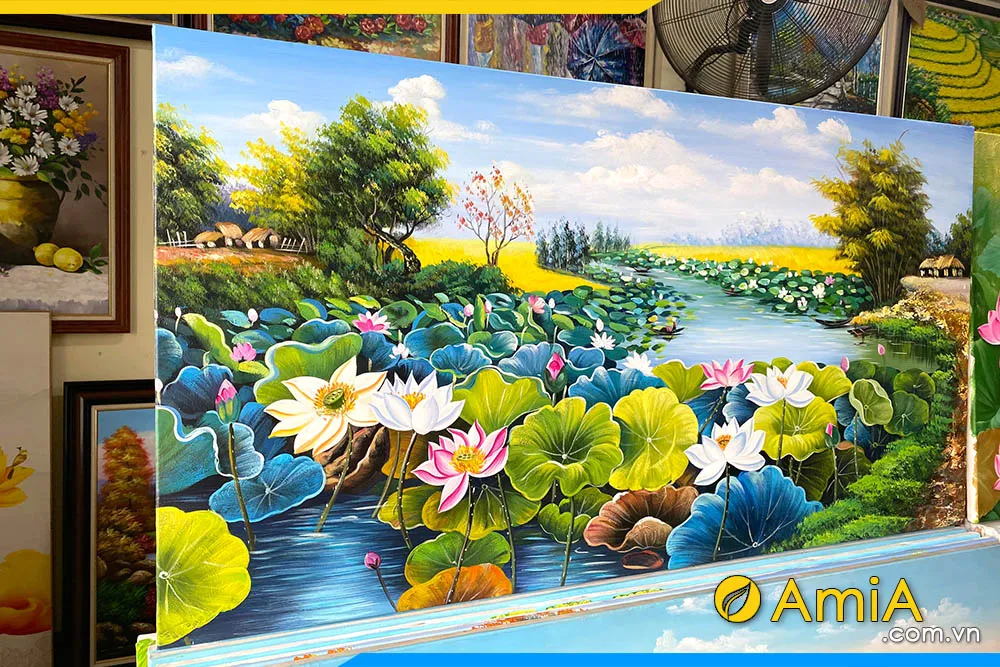 Chi tiết những bông hoa sen hồng được vẽ tay tỉ mỉ trong bức tranh sơn dầu