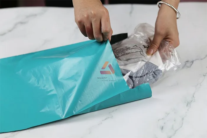 Quy trình đóng gói chuyên nghiệp bằng túi niêm phong giúp bảo vệ sản phẩm