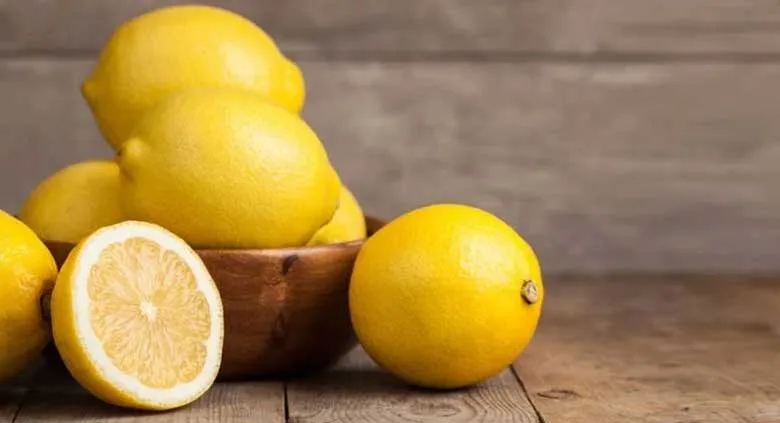 Quy trình sử dụng chanh tươi để xử lý các vết loang lổ trên trang phục trắng