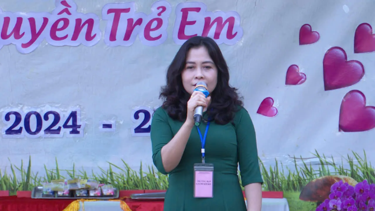 Cô giáo Vũ Thị Thanh Hoa phát biểu khai mạc hội thi