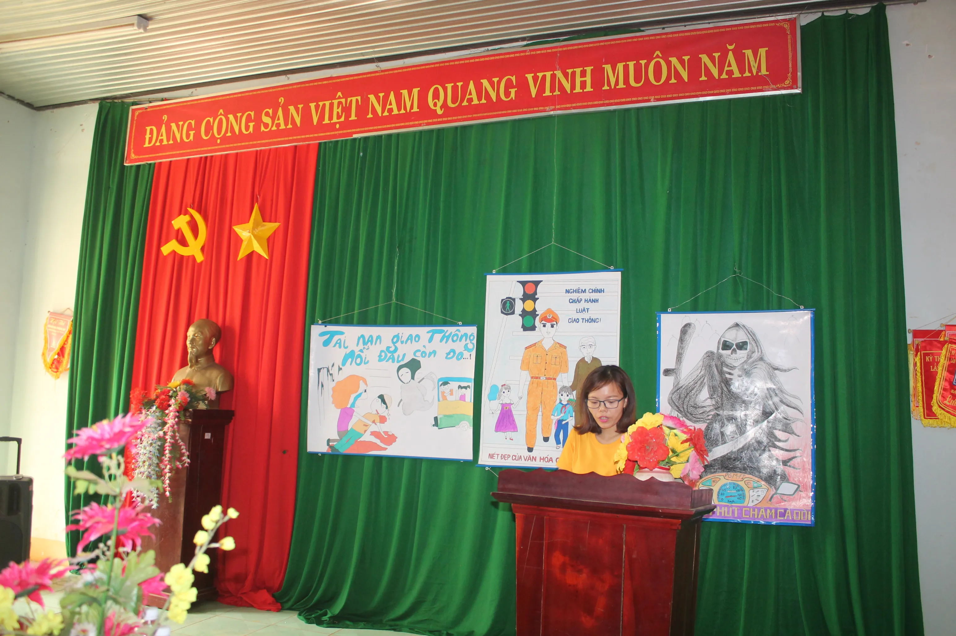 Cô Lê Thị Anh phát biểu nhận xét về chất lượng các bài vẽ tranh tuyên truyền an toàn giao thông