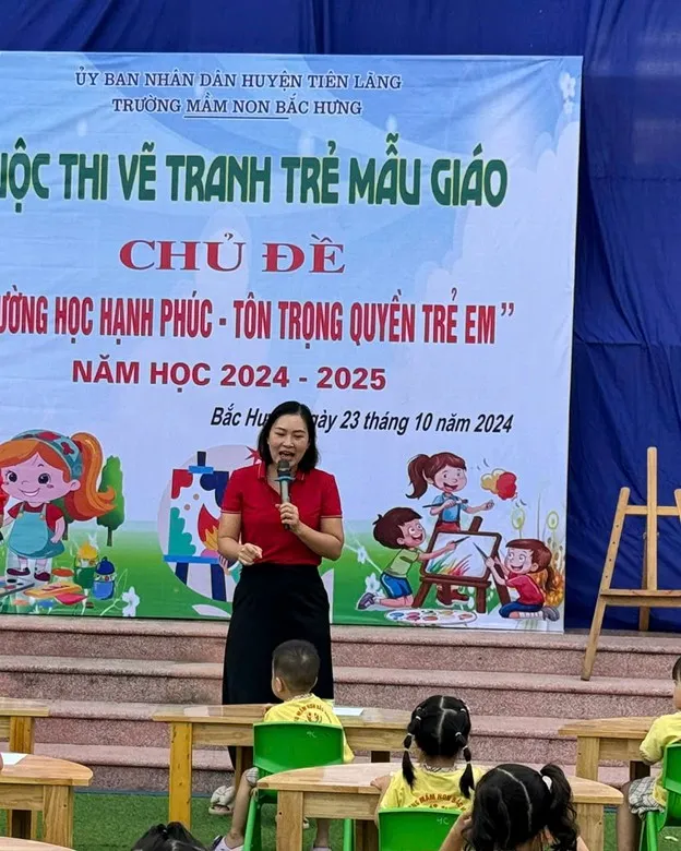 Cô Phạm Thị Quỳnh Nga giới thiệu về ý nghĩa của cuộc thi vẽ tranh chủ đề trường mầm non