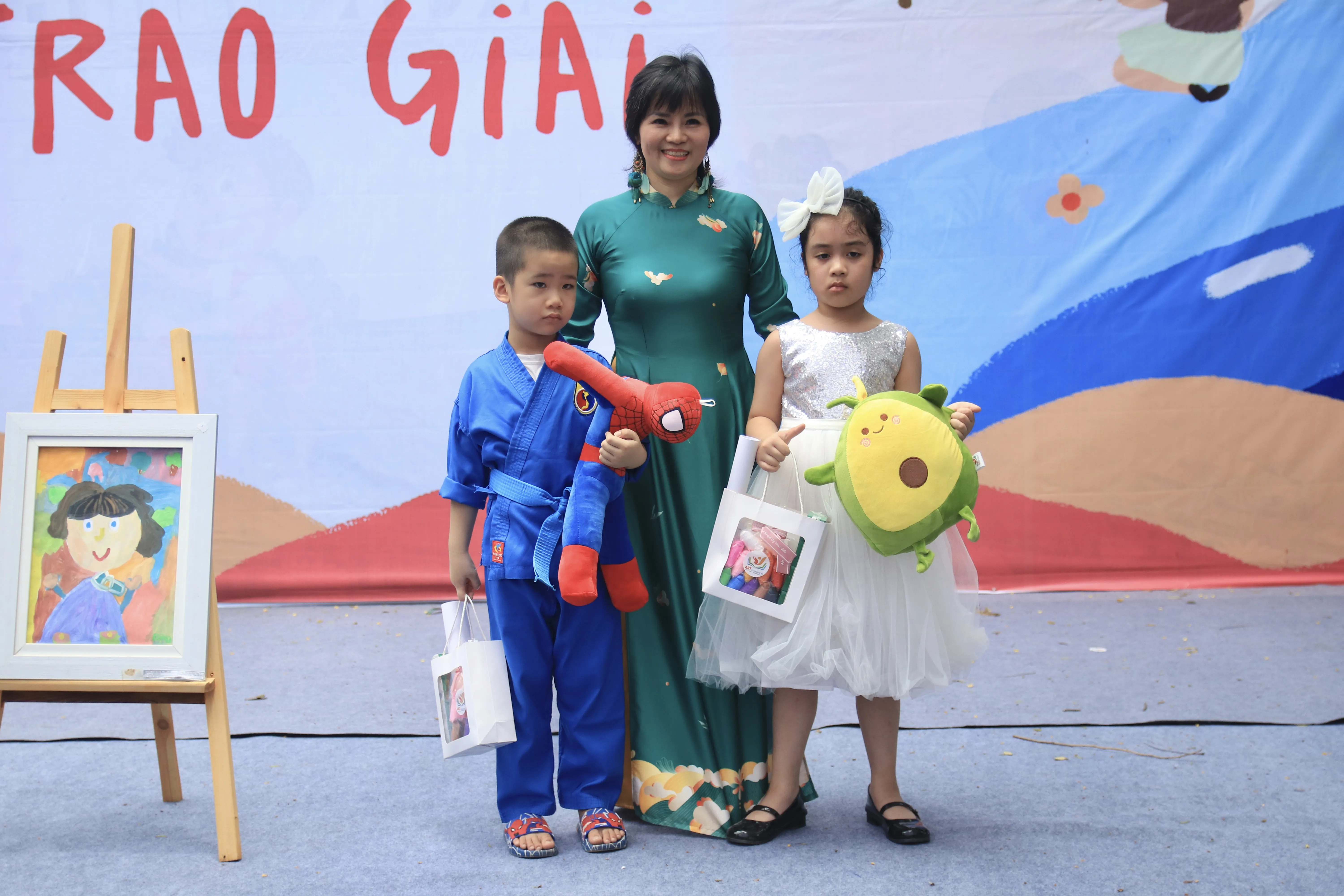 Cô Trần Thị Ngoan - Giám đốc Trung tâm bồi dưỡng kỹ năng AST, Trưởng Ban tổ chức cuộc thi trao giải thưởng cho các tác phẩm đạt giải