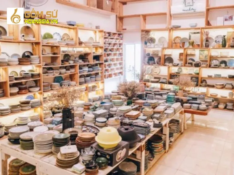 Kệ trưng bày gốm sứ Bát Tràng với nhiều dòng sản phẩm tâm linh và gia dụng