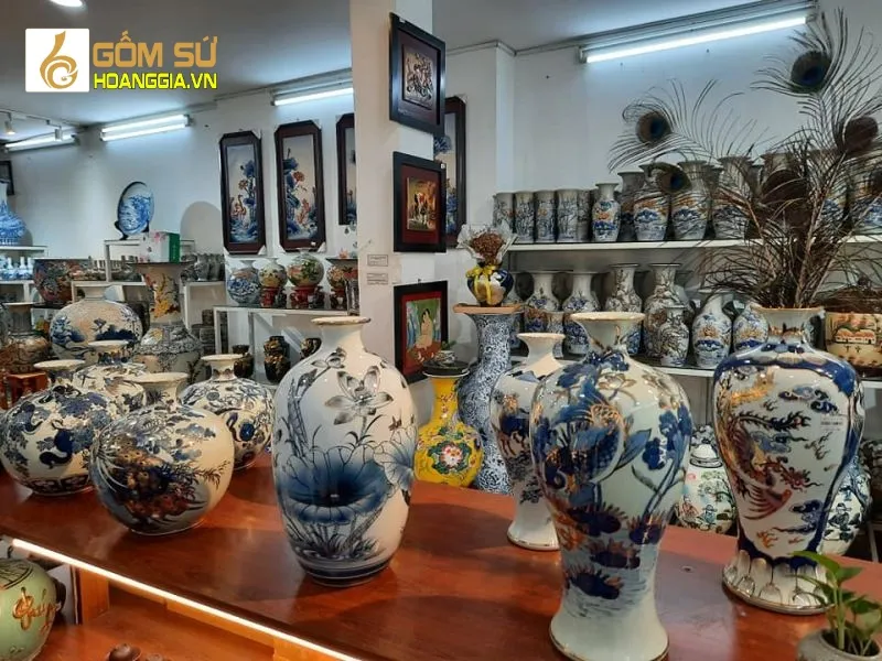 Sản phẩm gốm sứ vẽ vàng sang trọng tại showroom Minh Thy Cần Thơ