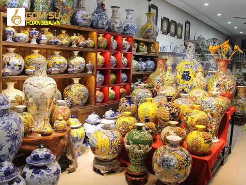 Khách hàng tham gia workshop làm gốm và mua sắm tại cửa hàng Tâm An