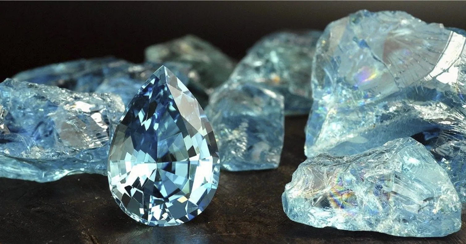 Đá Aquamarine phù hợp nhất với người mệnh Thủy