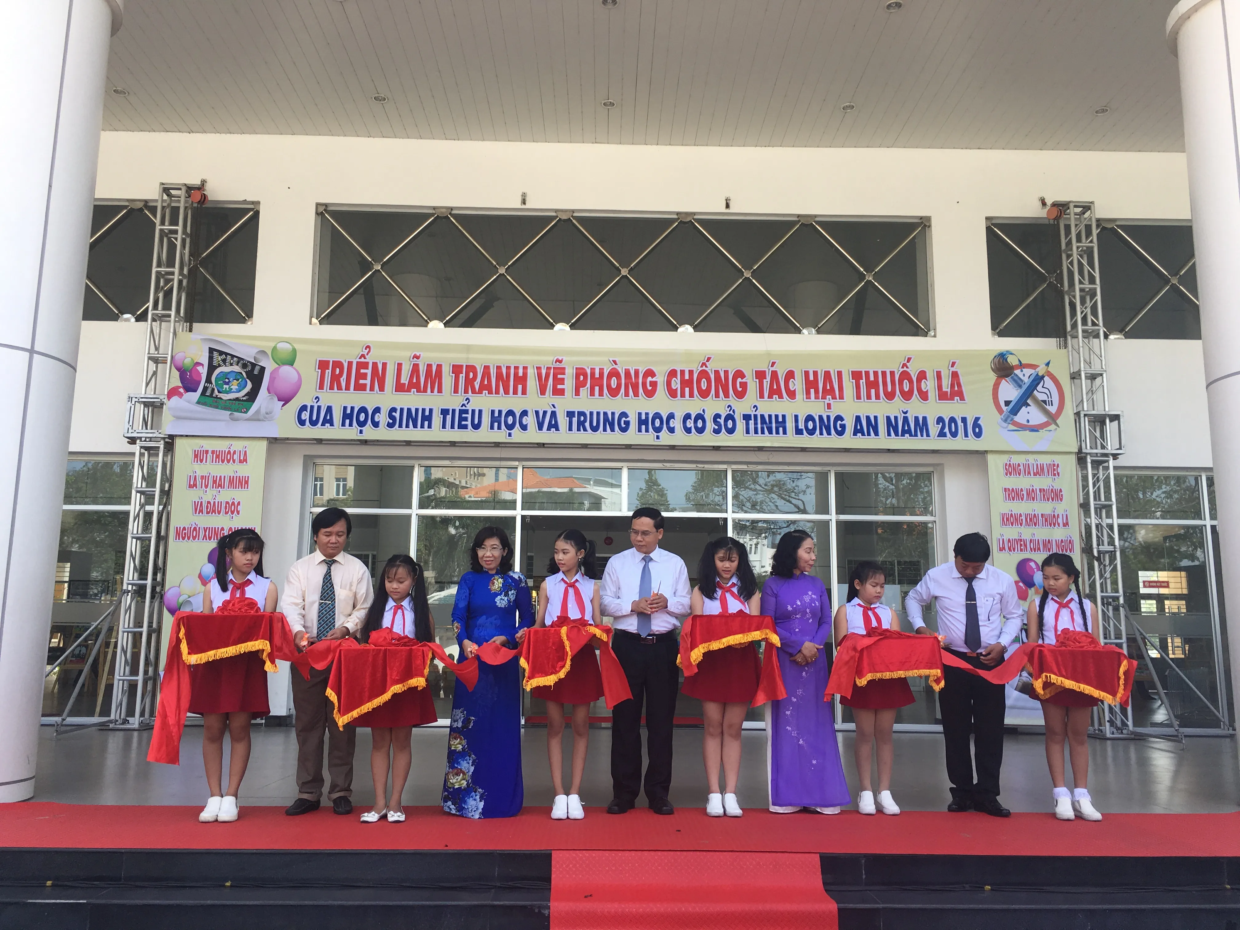 Đại biểu cắt băng khai mạc khu trưng bày tranh vẽ phòng chống thuốc lá của học sinh