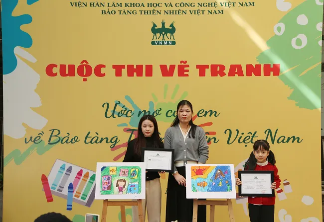 Đại diện ban tổ chức trao giải cho các em nhỏ đam mê vẽ tranh bảo tàng