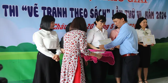 Đại diện các đơn vị trường học nhận giải thưởng tại cuộc thi vẽ tranh theo sách
