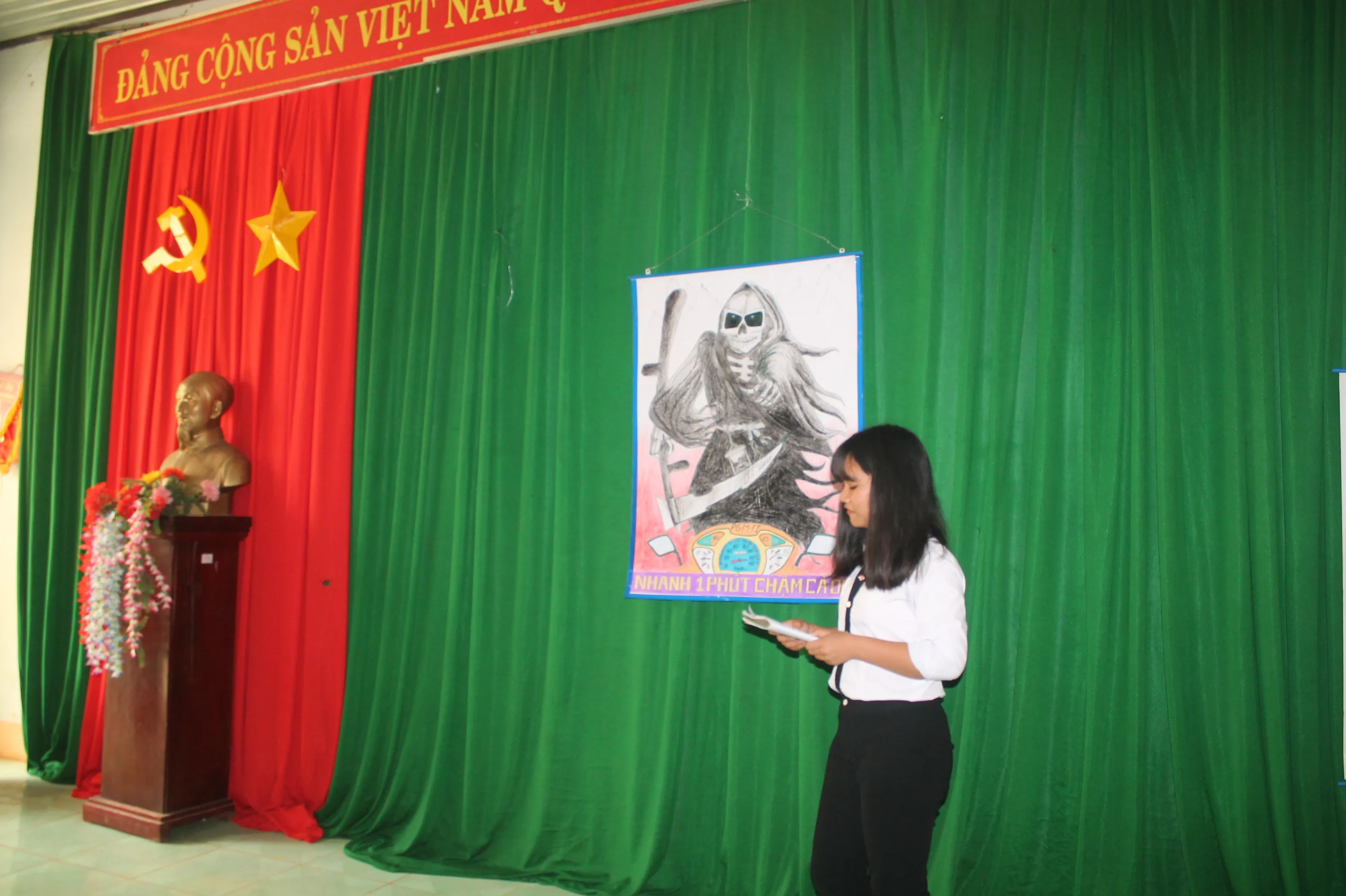 Đại diện lớp 9 thuyết trình về thông điệp nhân văn trong vẽ tranh tuyên truyền an toàn giao thông