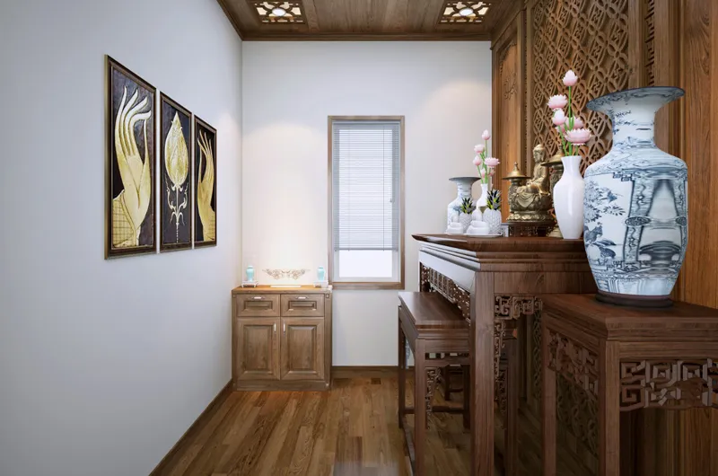 Bình gốm sứ trên bàn thờ