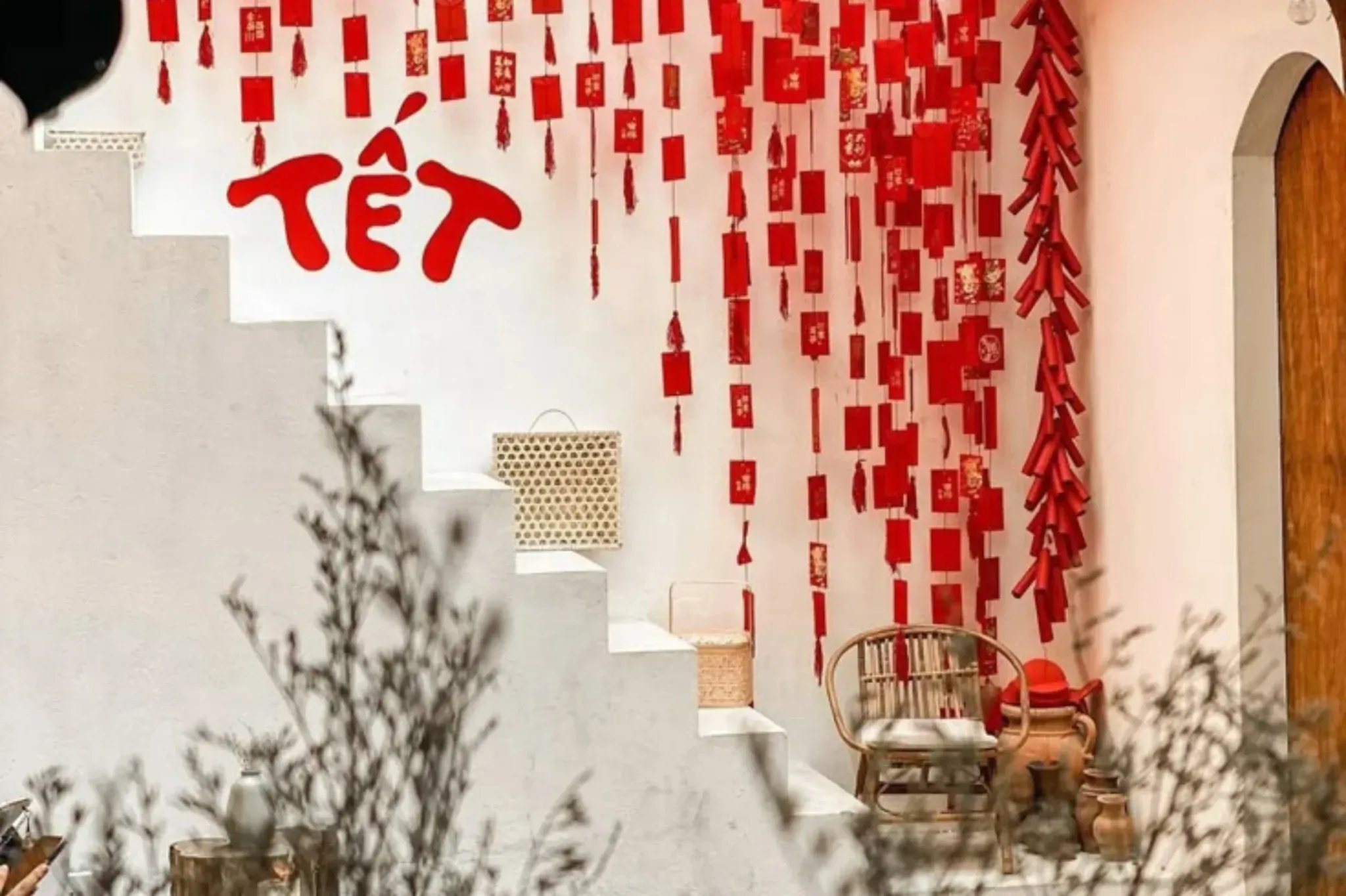 Trang trí dâu bao lì xì đỏ may mắn dọc lối đi ngoài trời.