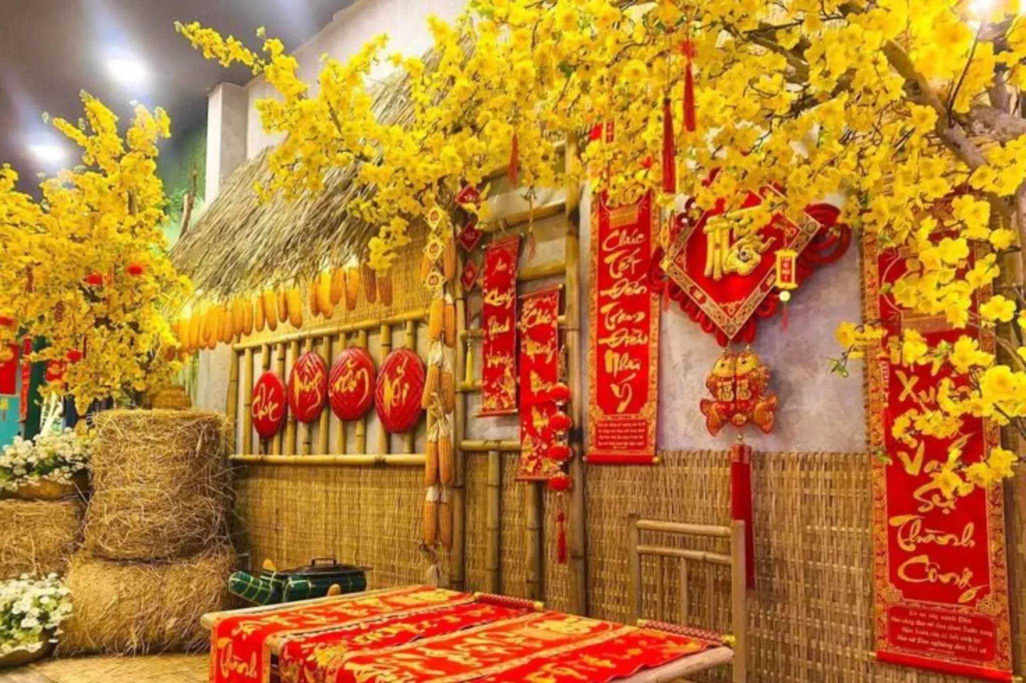 Tiểu cảnh tết ngoài trời kết hợp truyền thống và hiện đại.