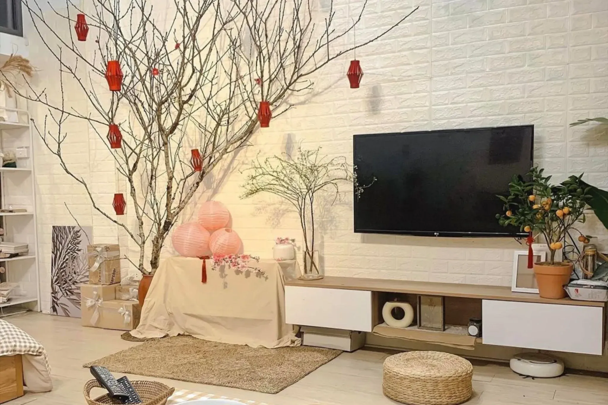 Trang trí tết tối giản với cành xuân và lồng đèn đỏ sang trọng.