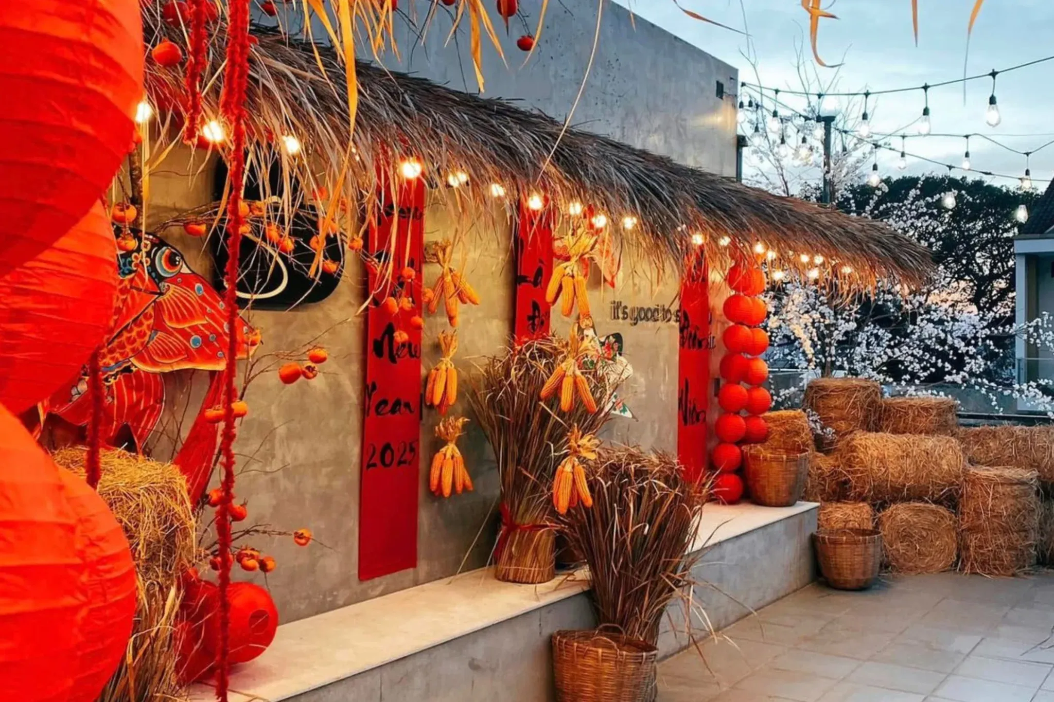 Sử dụng chất liệu tre mộc mạc làm tiểu cảnh tết gần gũi thiên nhiên.