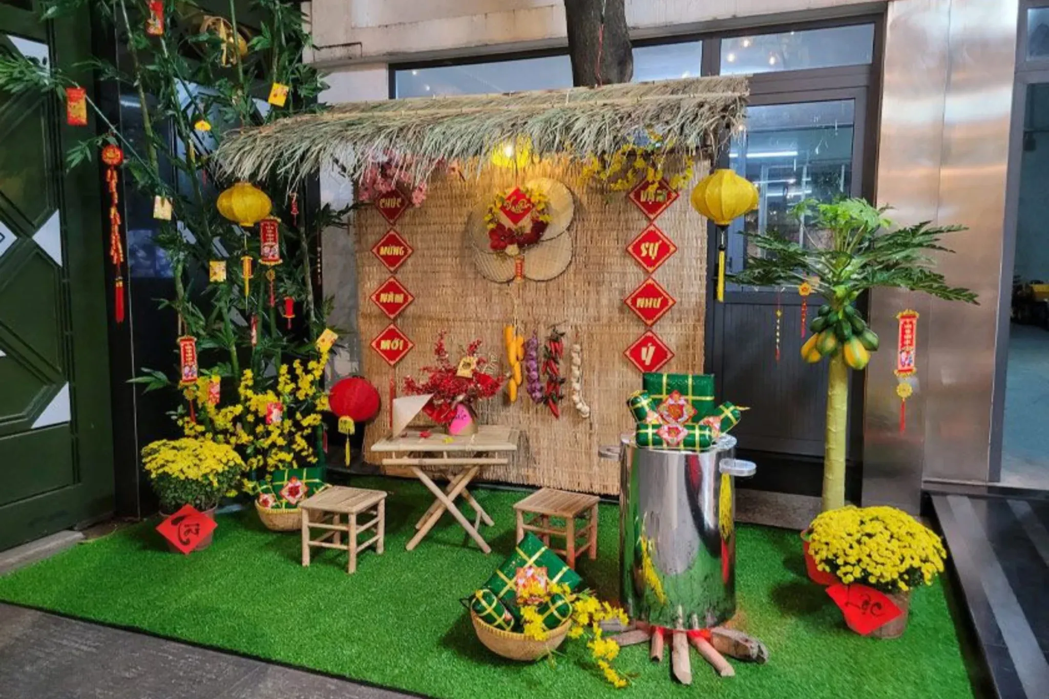 Góc chụp ảnh check-in tết sáng tạo ngay tại sân vườn gia đình.