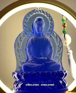 Cận cảnh chi tiết diện tượng Phật Quan Âm bằng đá lưu ly xanh