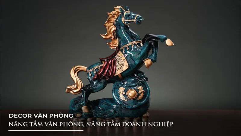 Bàn làm việc với đèn LED và các vật dụng trang trí hiện đại