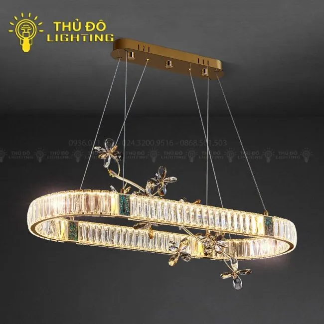 Đèn thả pha lê với hàng trăm miếng pha lê sắp xếp tinh xảo